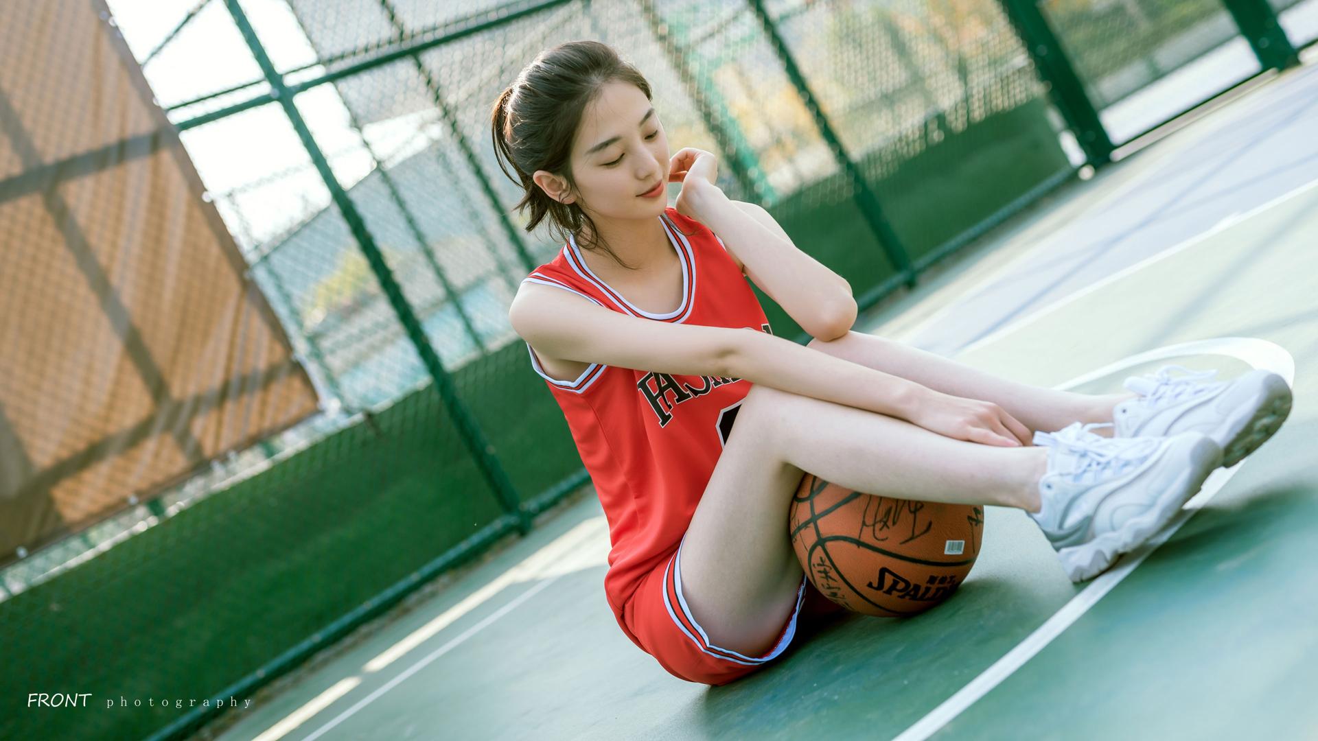 校园林荫道上打篮球的小学生女生高清图片下载-正版图片500605422-摄图网