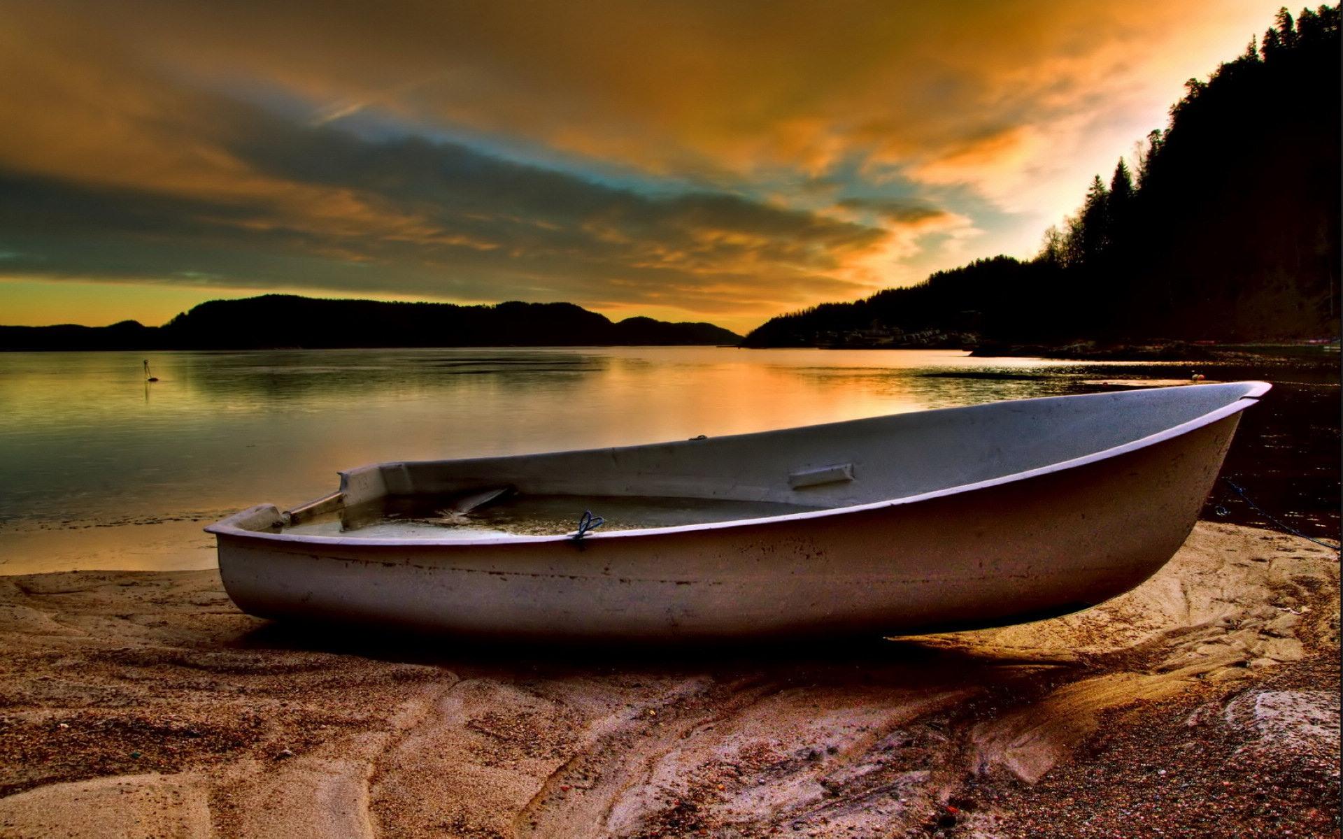 山间湖泊中停靠的小舟摄影jpg图片免费下载_编号vjehk4w31_图精灵