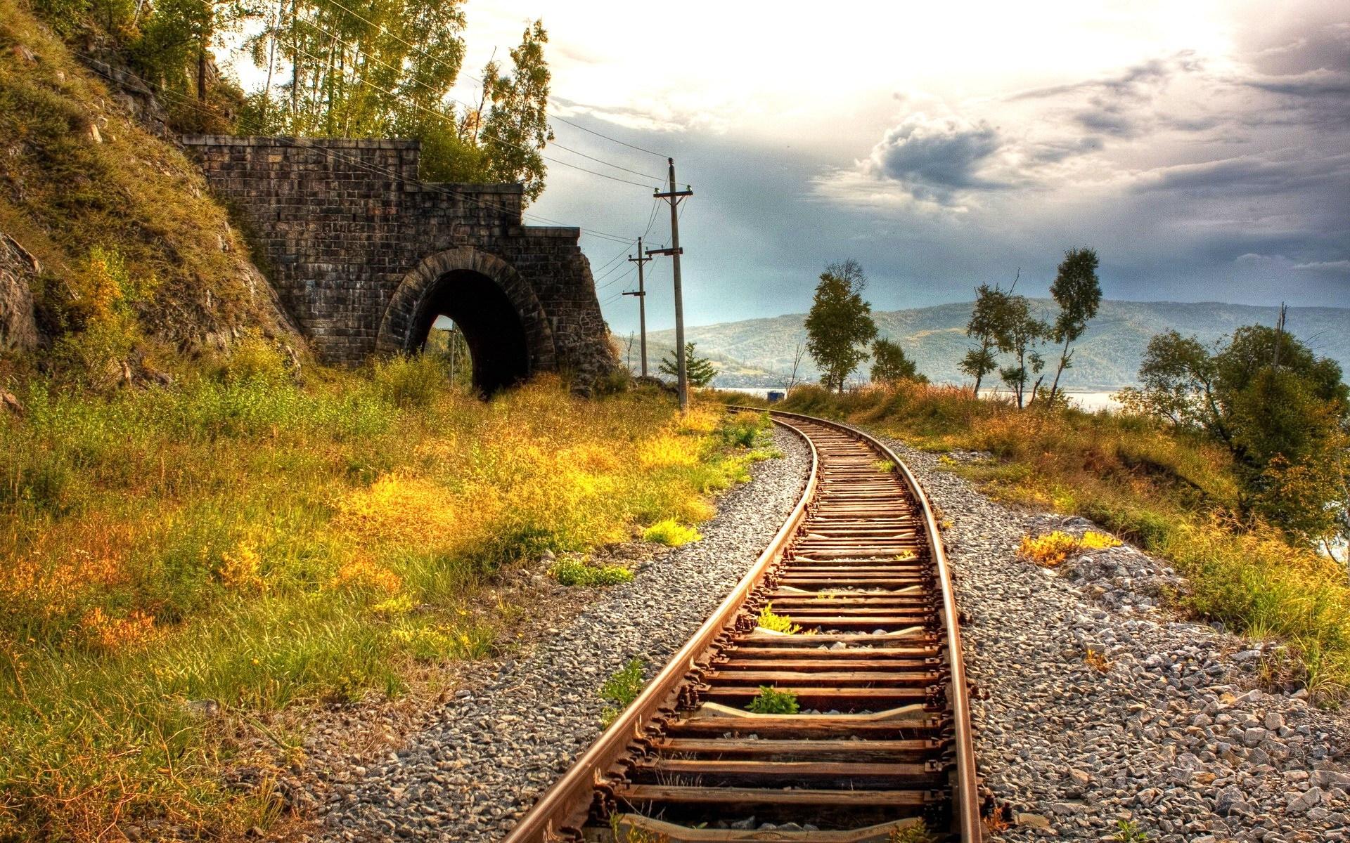 白天火车铁轨的清晰照片 · 免费素材图片