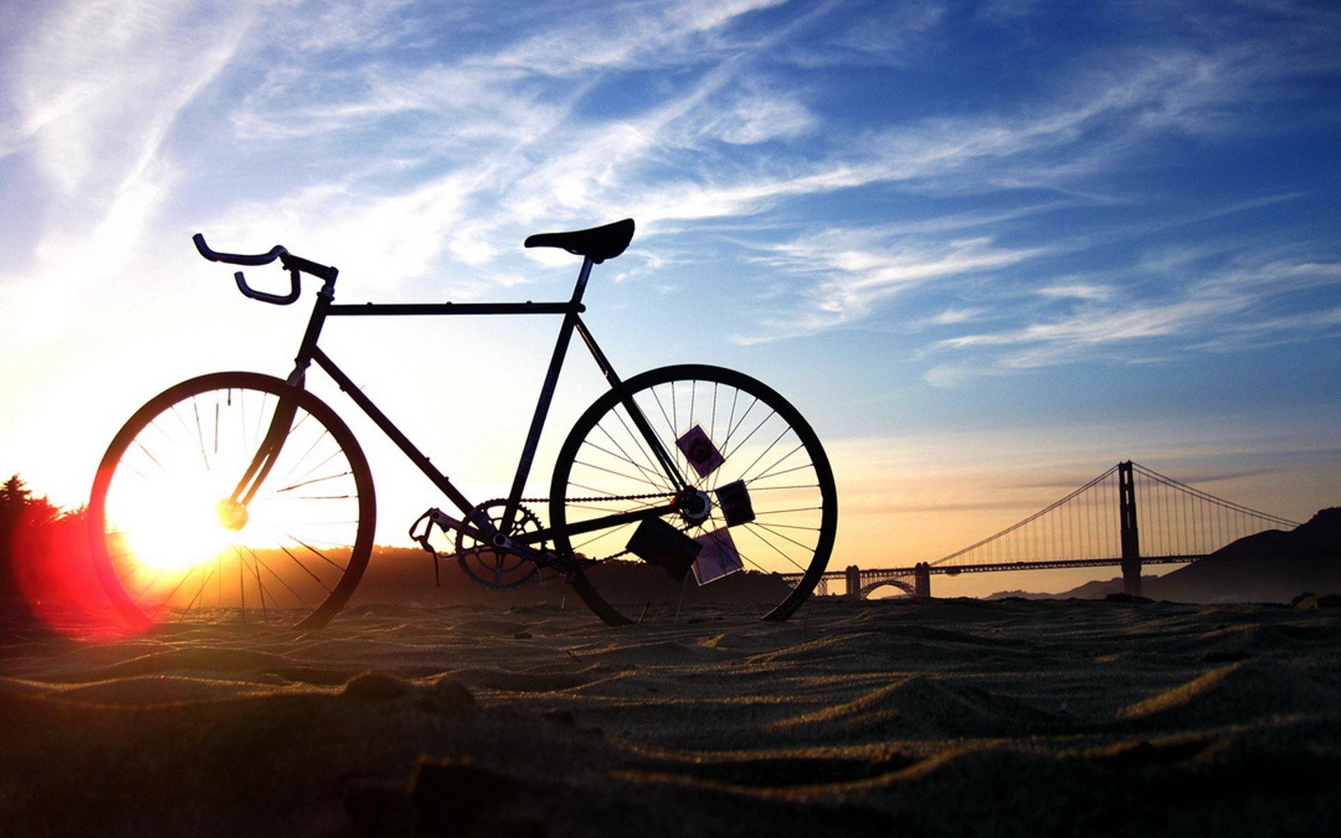 黄昏沙滩上唯美单车壁纸-壁纸图片大全