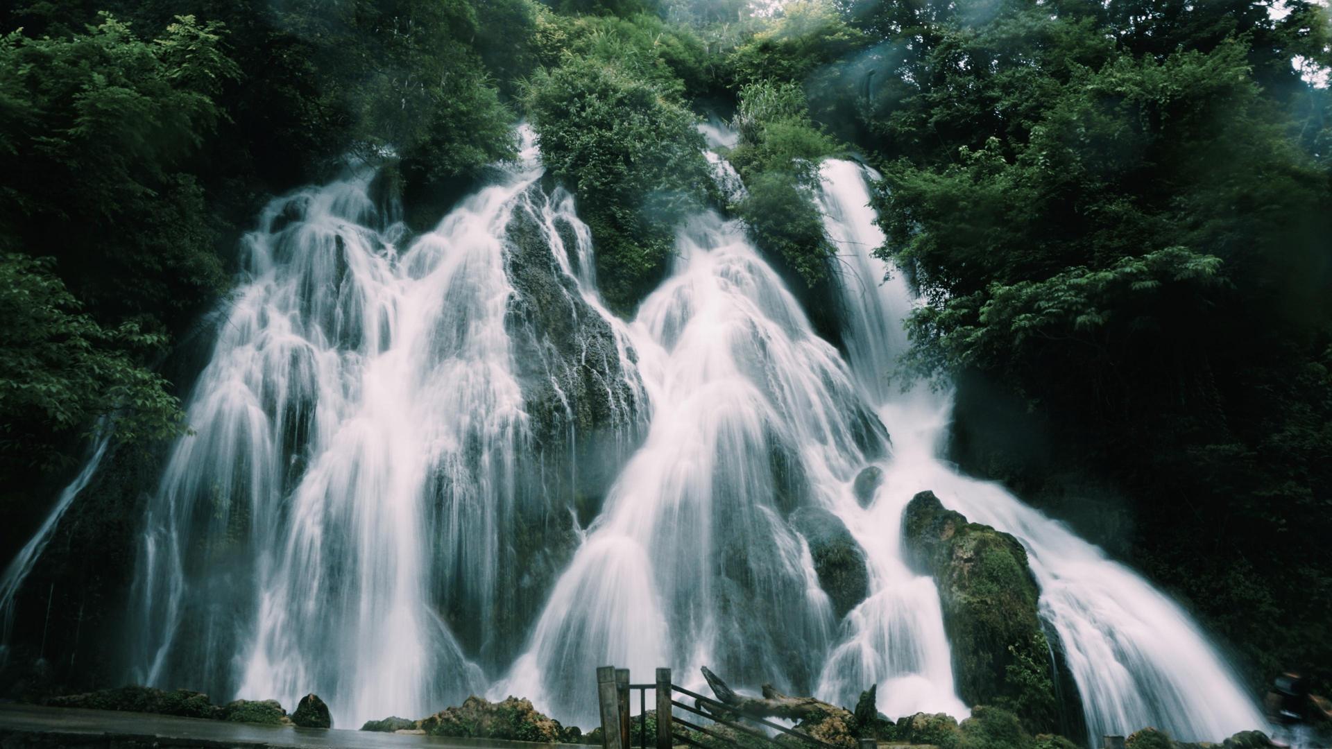 美丽的黄果树瀑布与雨雾中的千户苗寨 |摄影|风光|原素 - 原创作品 - 站酷 (ZCOOL)
