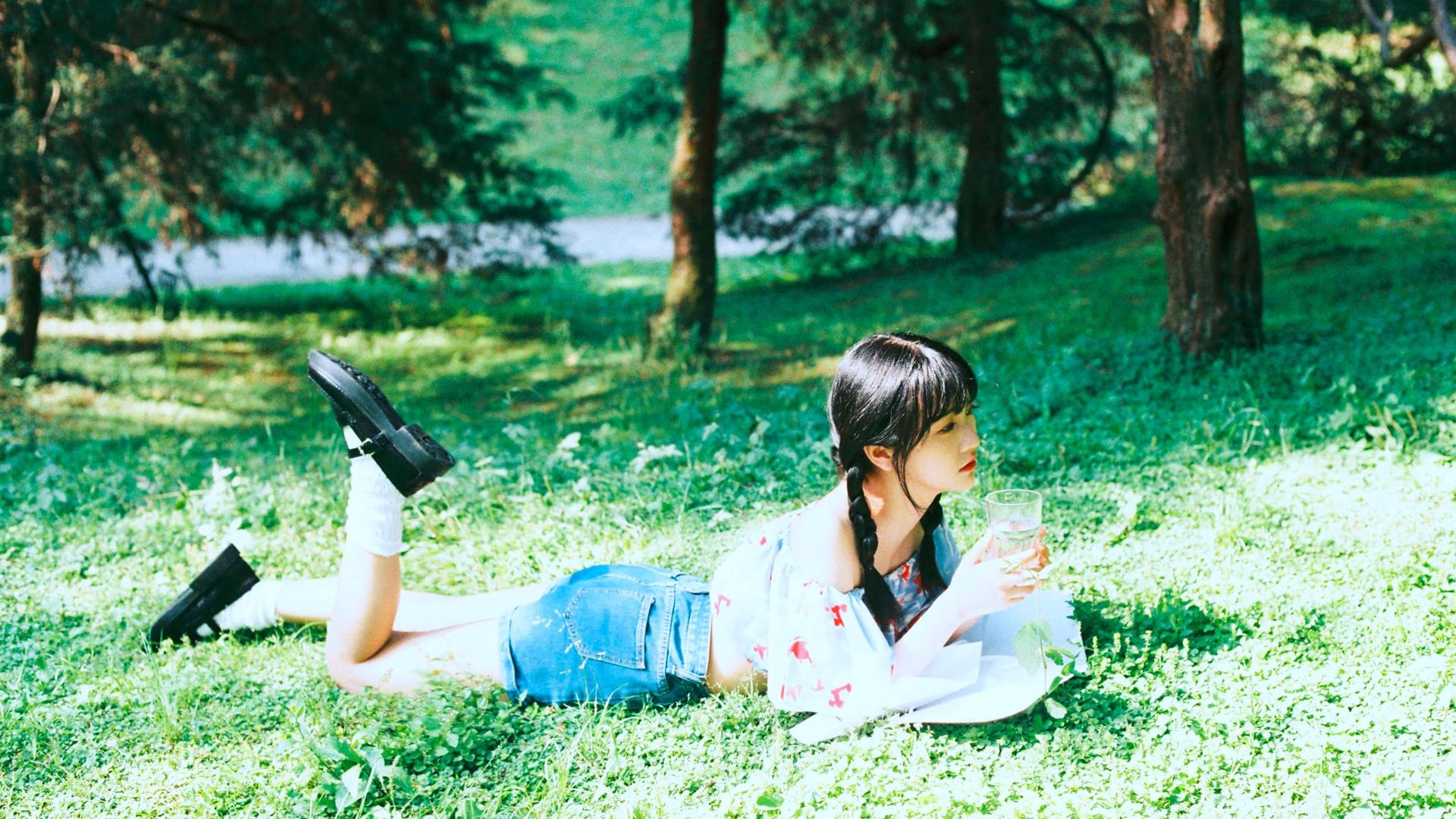 初夏小女孩坐在草地上风景舒适插画图片-千库网