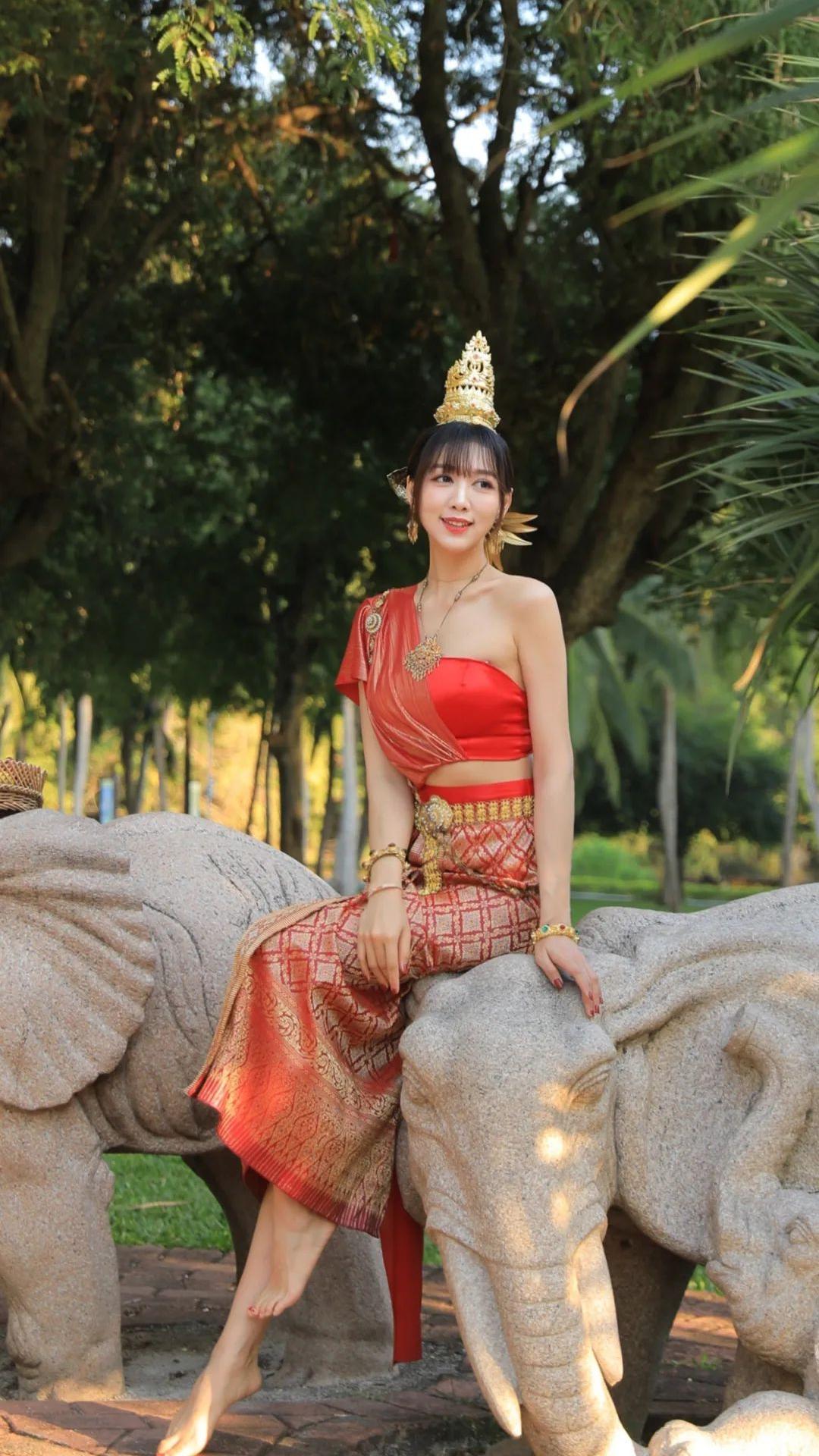 旅博会上泰国美女教游客做花环