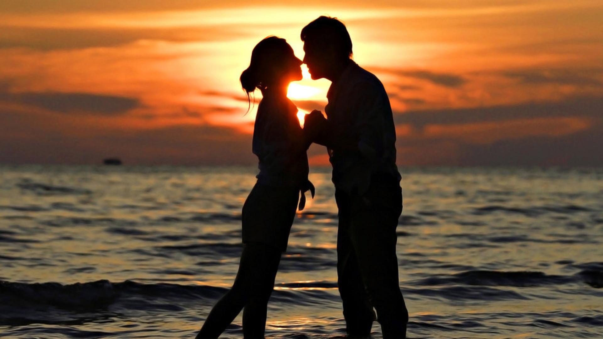 海边浪漫情侣接吻唯美风景桌面壁纸-壁纸图片大全