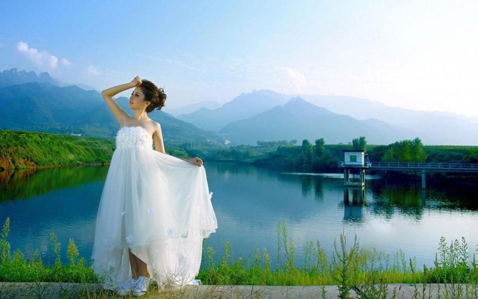 湖边漂亮的婚纱美女壁纸