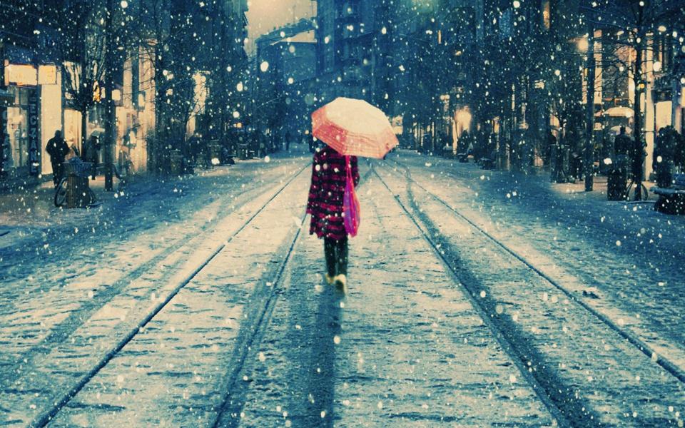 雪中打伞的小女孩背影唯美桌面壁纸