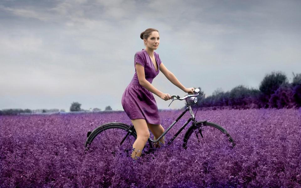 紫色单车美女桌面壁纸