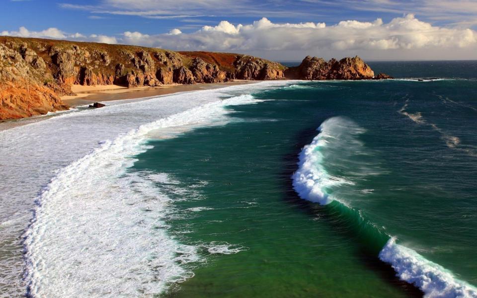 沖向沙灘的海浪風景壁紙