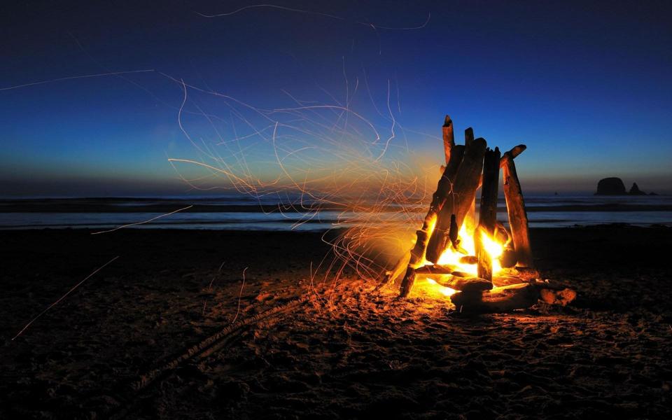 海边沙滩上的篝火唯美桌面壁纸