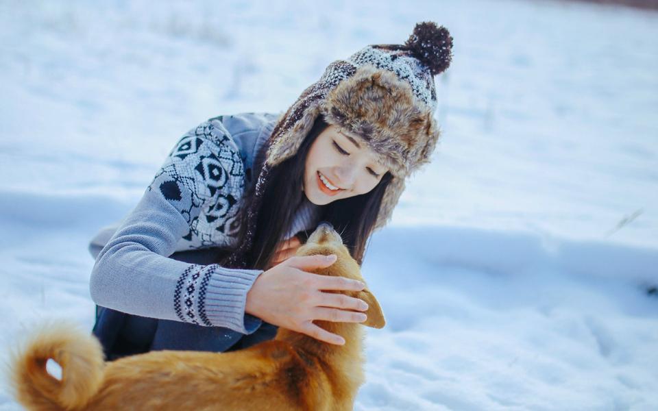 东北那边雪地清纯女生图片可爱美女桌面壁纸