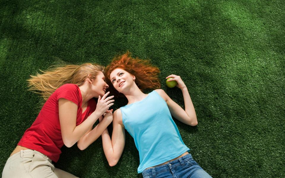 躺在草地上的欧美女孩图片
