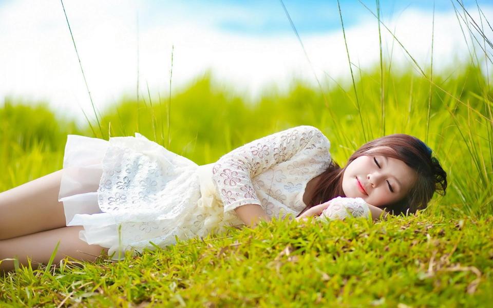 草地上装睡的清纯美女高清桌面壁纸