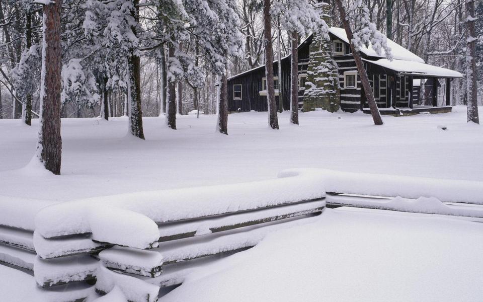 树林中小屋雪景高清桌面壁纸