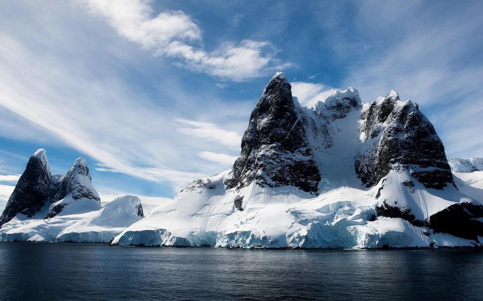 海边美丽的雪山风景桌面壁纸高清大图