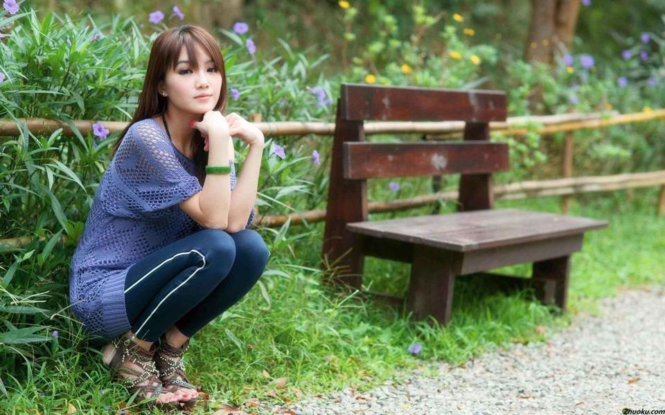 路边可爱的女孩壁纸桌面