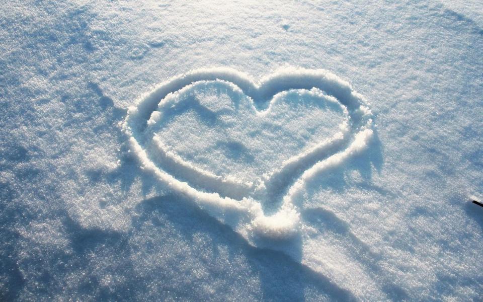 雪地上的爱心桌面背景