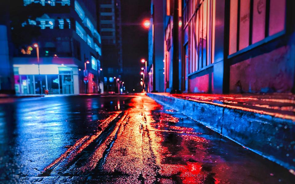 城市夜晚街道雨景摄影高清壁纸