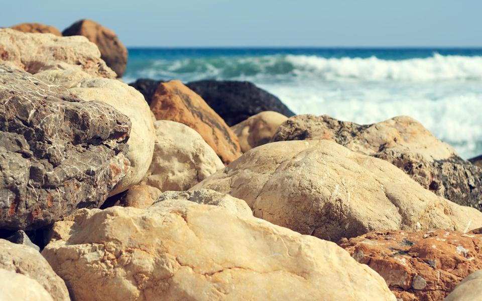 海岸的石头高清大海壁纸图片