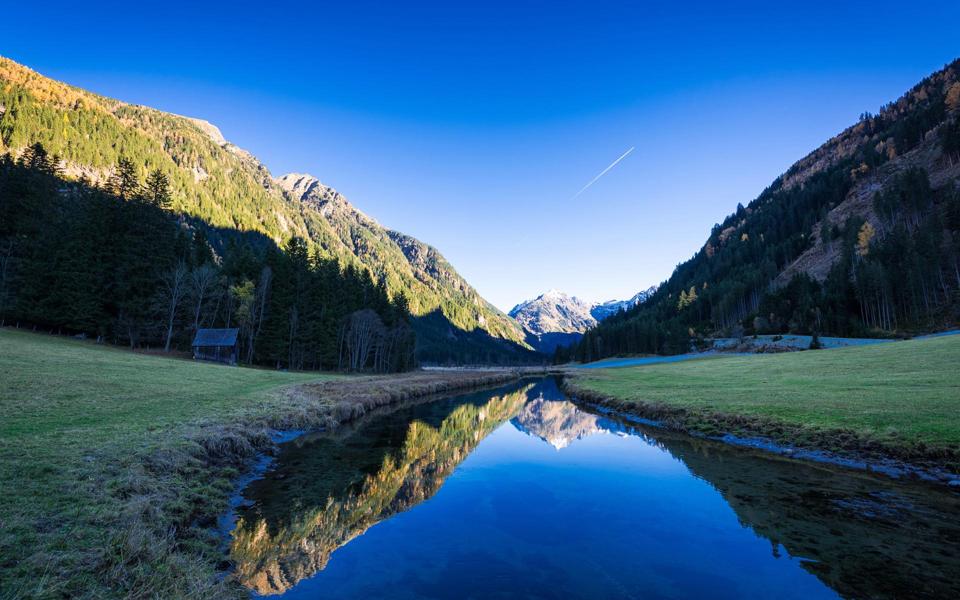 蓝天 山脉 小溪水 倒影风景2k壁纸