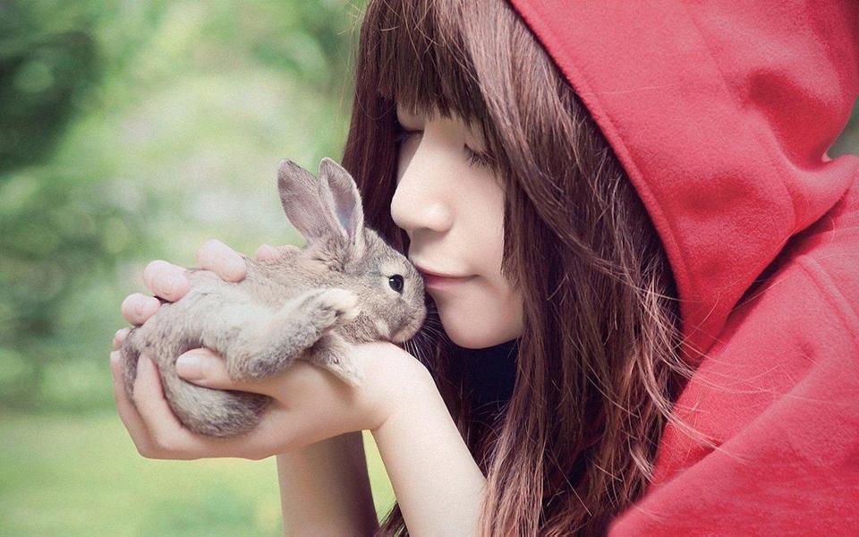 女孩手中的小兔子可爱桌面壁纸