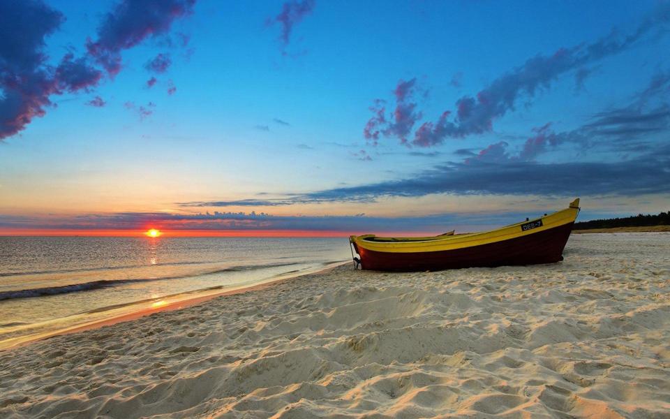 日落沙滩小船唯美风景桌面壁纸