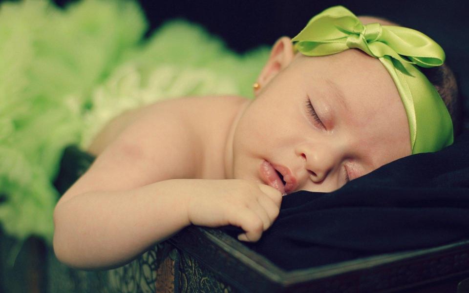 睡梦中宝贝婴儿可爱桌面壁纸