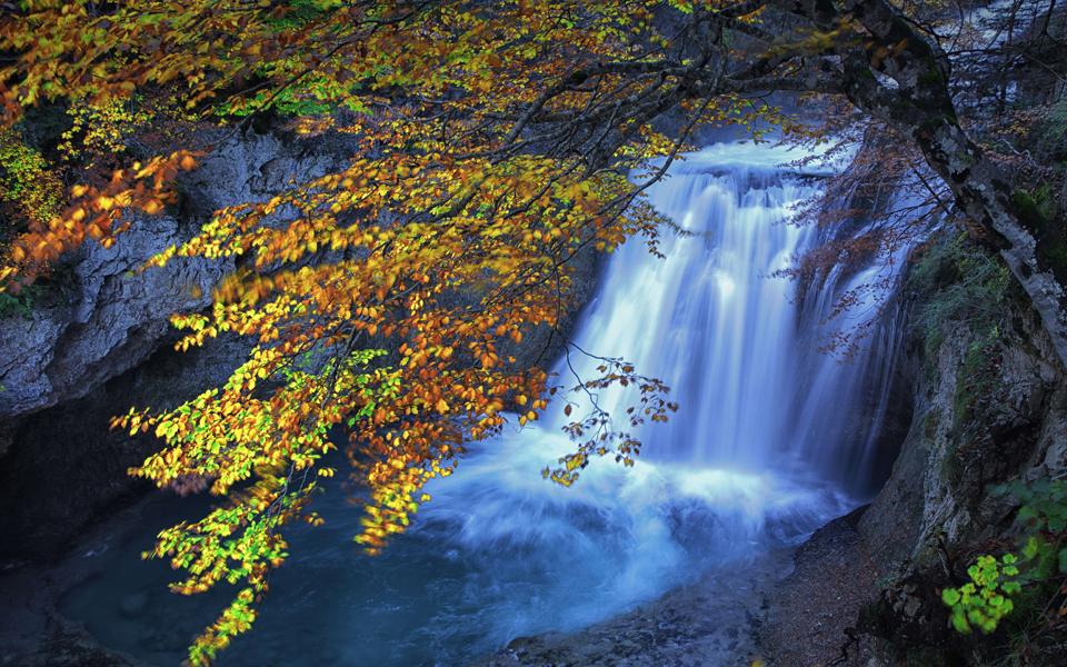 秋天瀑布图片景色唯美图片高清护眼壁纸