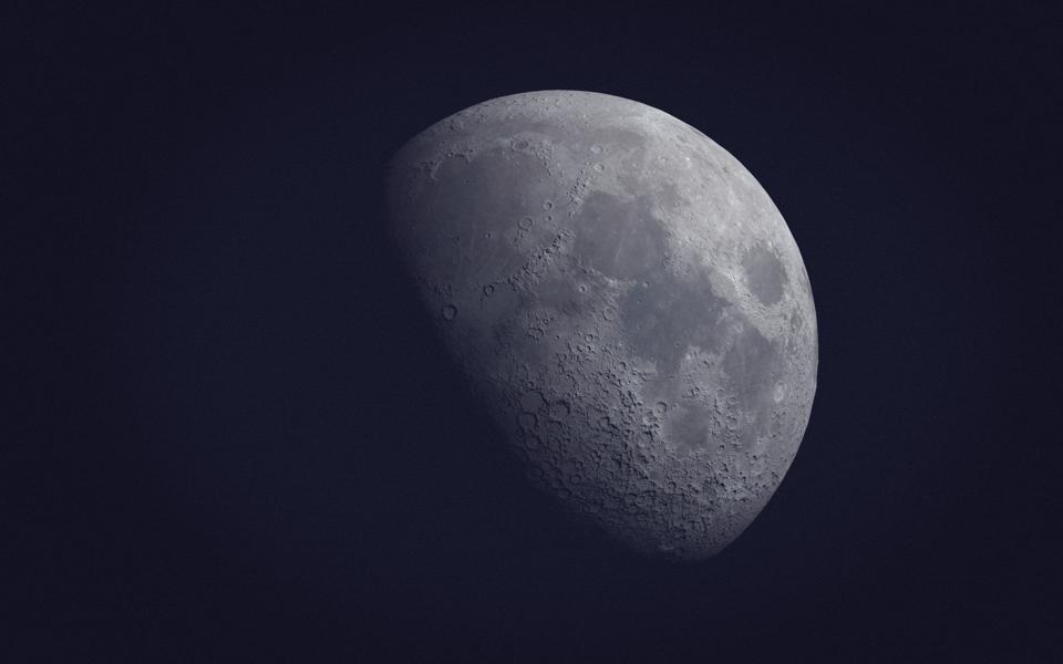 精美2021年最火图片月球表面电脑壁纸图片下载