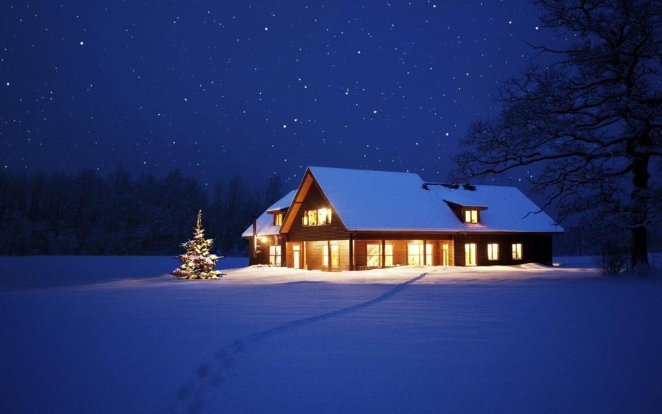 冬季夜晚繁星点点下的小屋雪景桌面壁纸