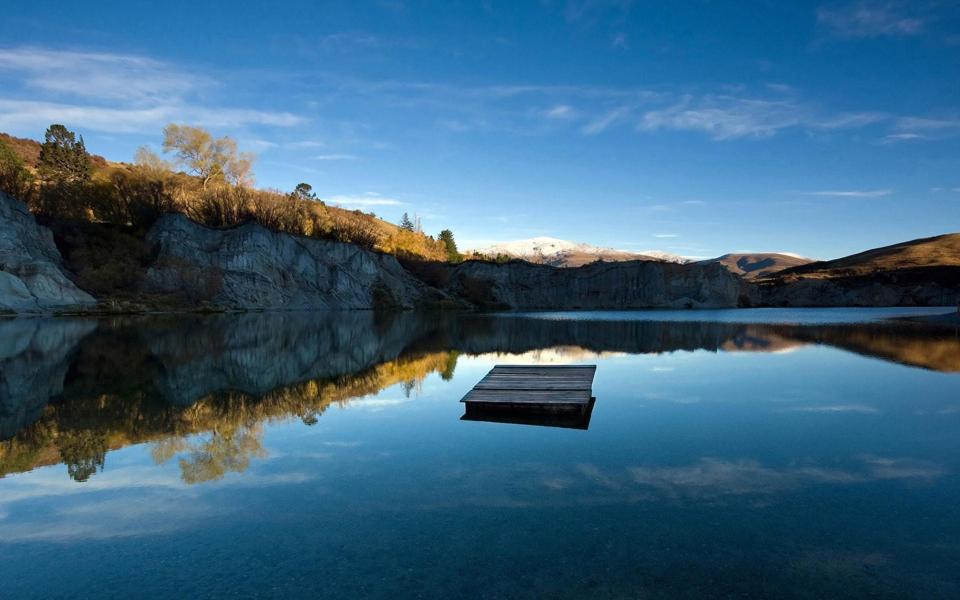 宁静的湖水高清风景壁纸
