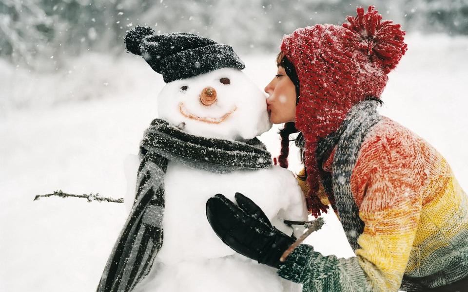 亲吻雪人的小清新美女桌面壁纸