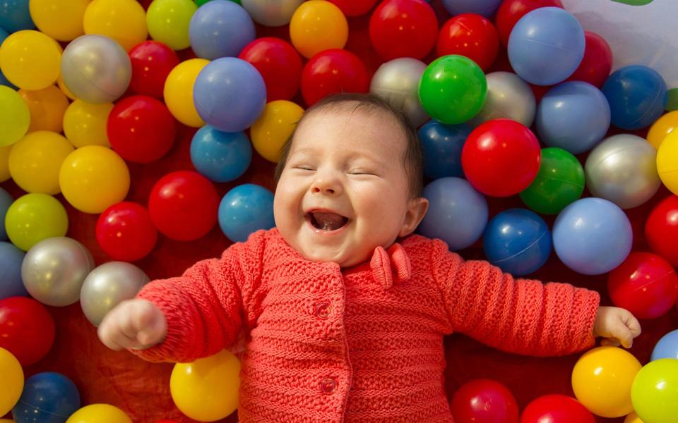 彩色的玩具球球可爱宝宝壁纸图片