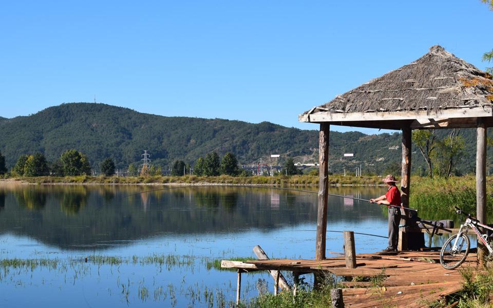 湖边钓鱼风景桌面壁纸