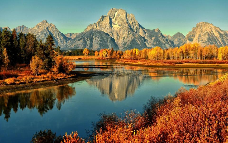 深秋美丽的山水风景桌面壁纸