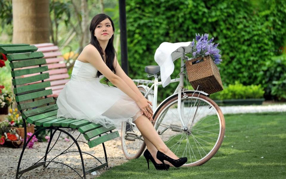 单车长椅上漂亮的白色短裙美女壁纸