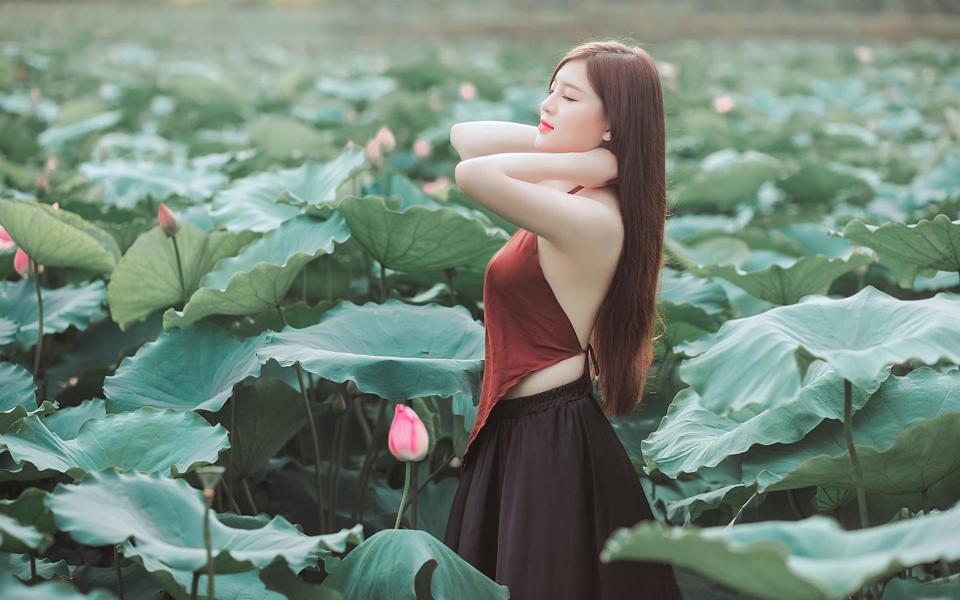 荷花池中的长发美女写真壁纸