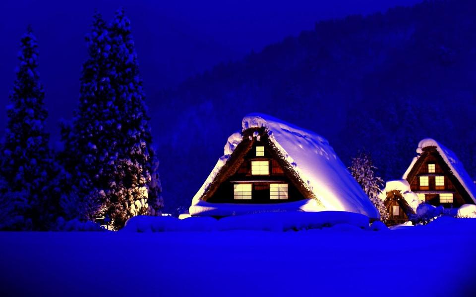 冬季雪山小屋唯美夜景桌面壁纸