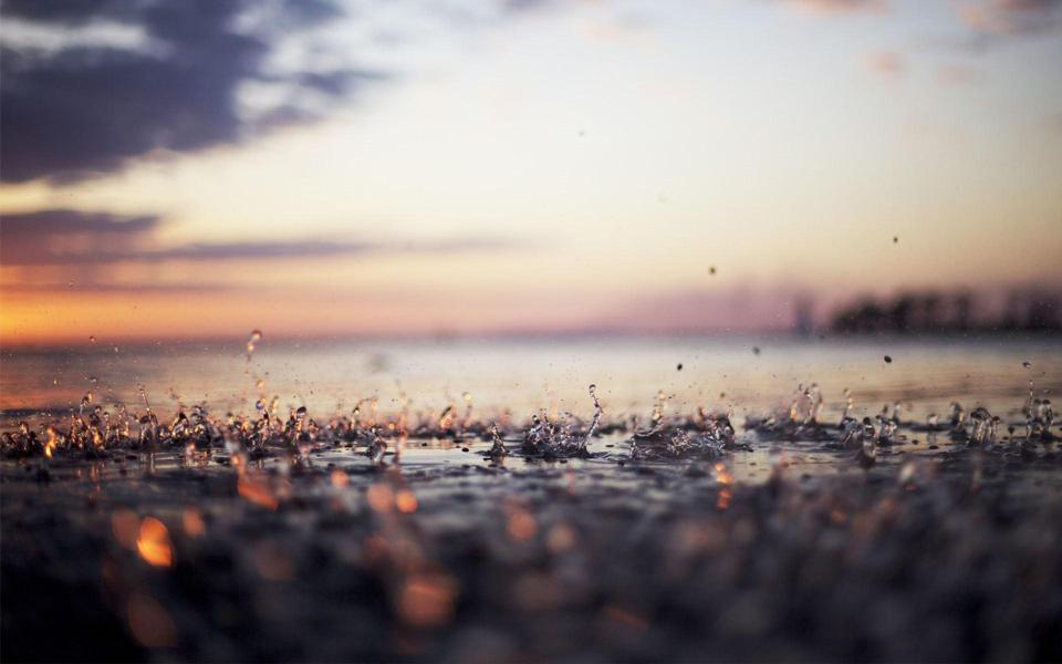 雨天地面飞溅的雨水高清唯美意境壁纸大图