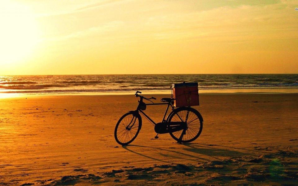 黄昏沙滩上唯美单车壁纸