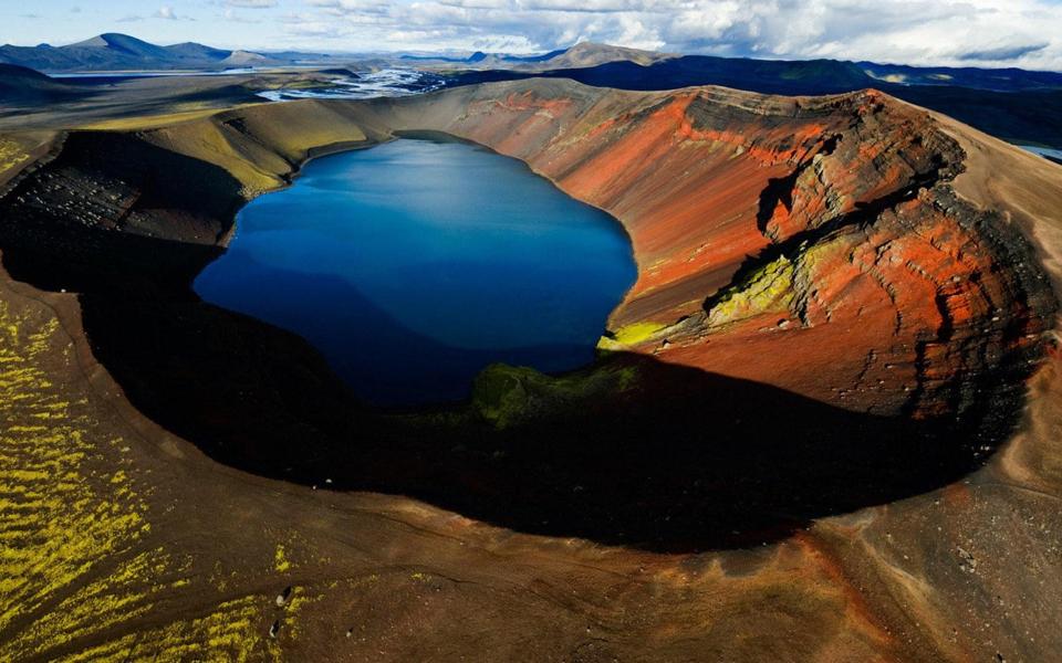 美丽的火山湖风景桌面壁纸