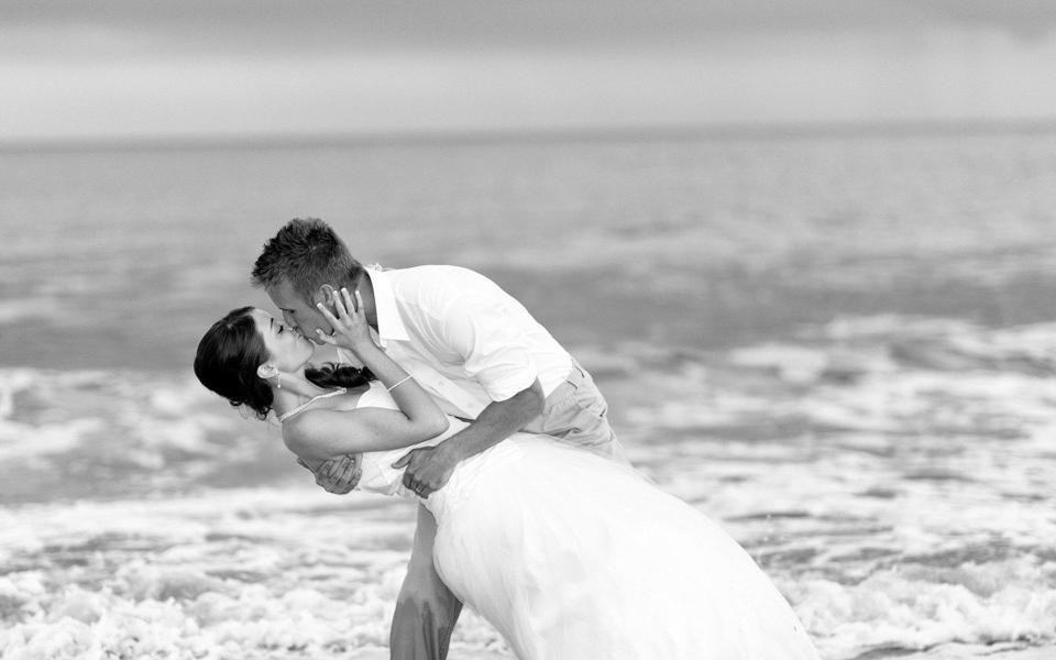 海边情侣浪漫接吻壁纸