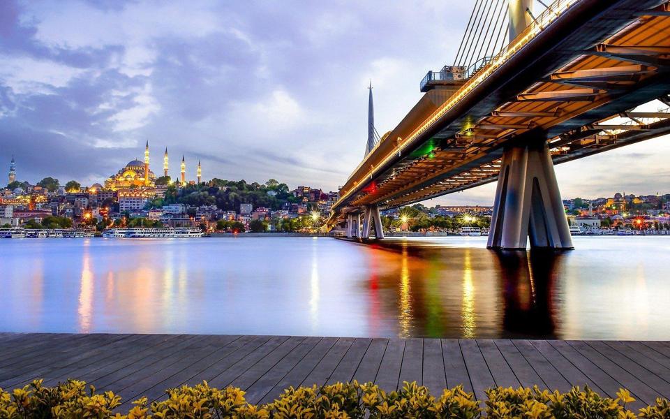 伊斯坦布尔桥梁灯火唯美桌面壁纸图片