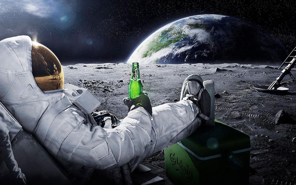 月球上喝啤酒的宇航员高清壁纸