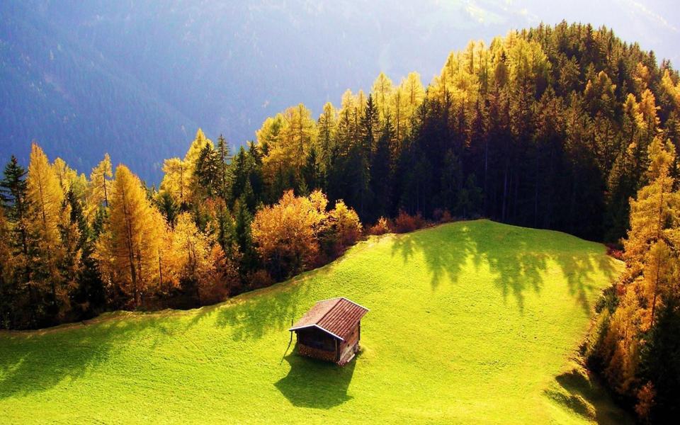 秋天高山上小屋风景桌面壁纸