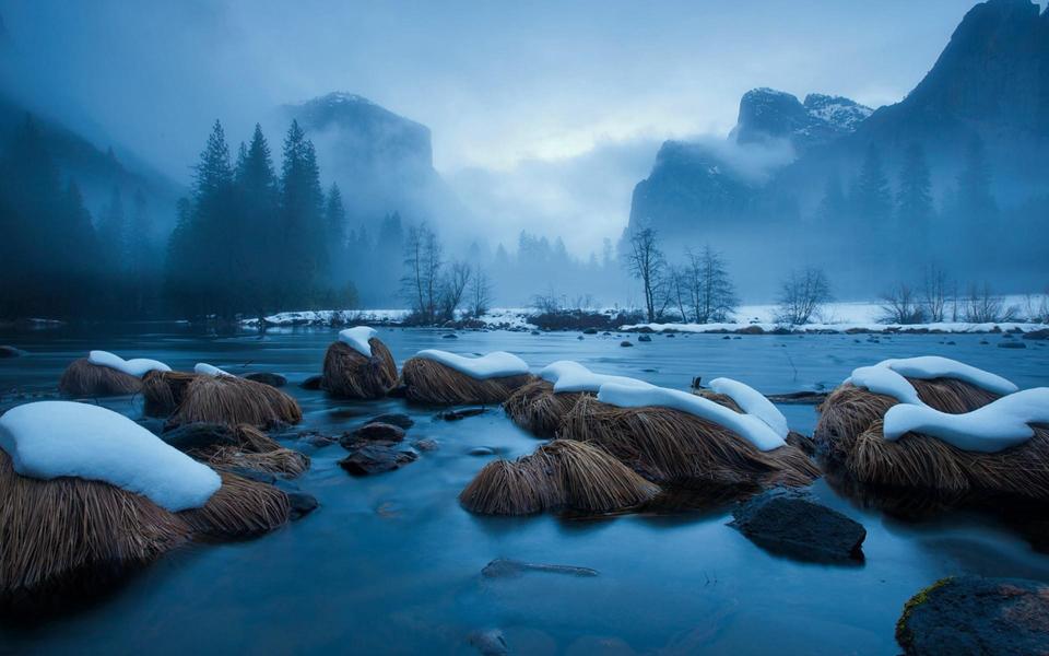 冬季远山河流美丽雪景桌面壁纸