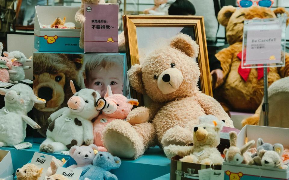 孩子房间里的玩具可爱泰迪熊图片壁纸桌面
