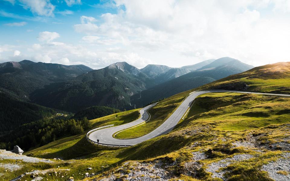 高山盘绕的道路高清壁纸图片