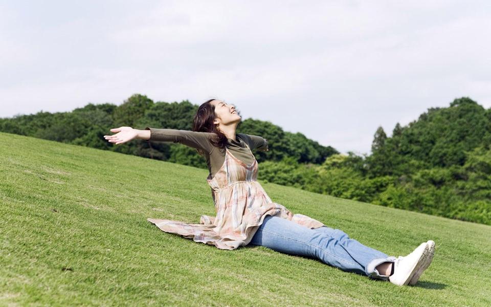 草地上开心的美女桌面壁纸