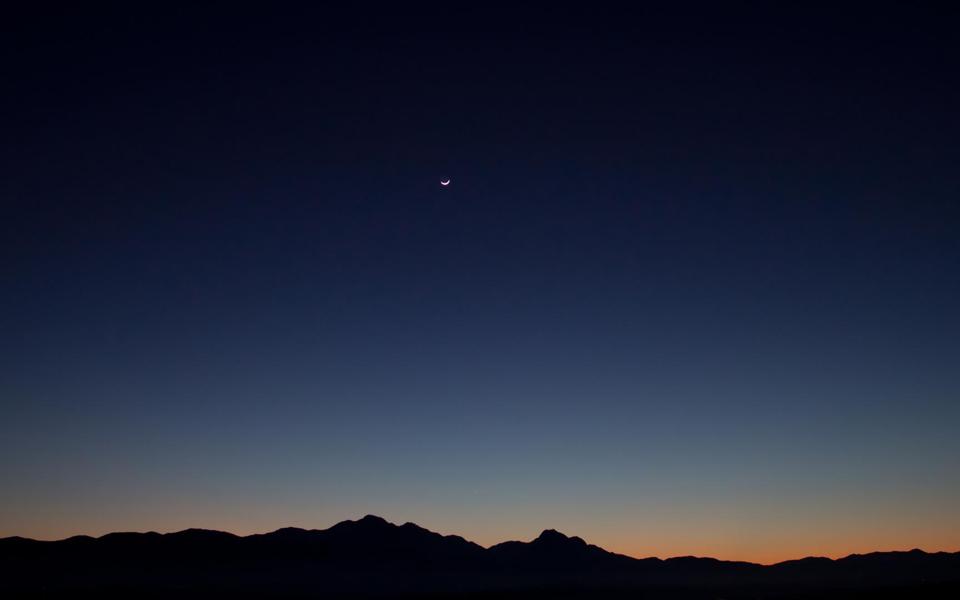 意大利阿布鲁佐夜晚月亮风景桌面壁纸