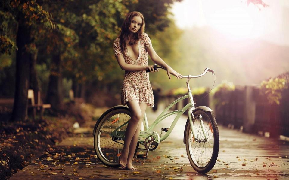 秋天赤脚的短裙女孩单车骑行高清壁纸